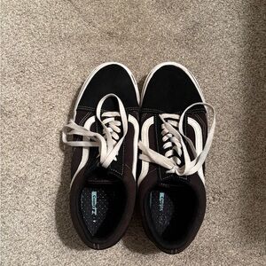 Vans Men's Black and White Low-Top Skate Sneakers